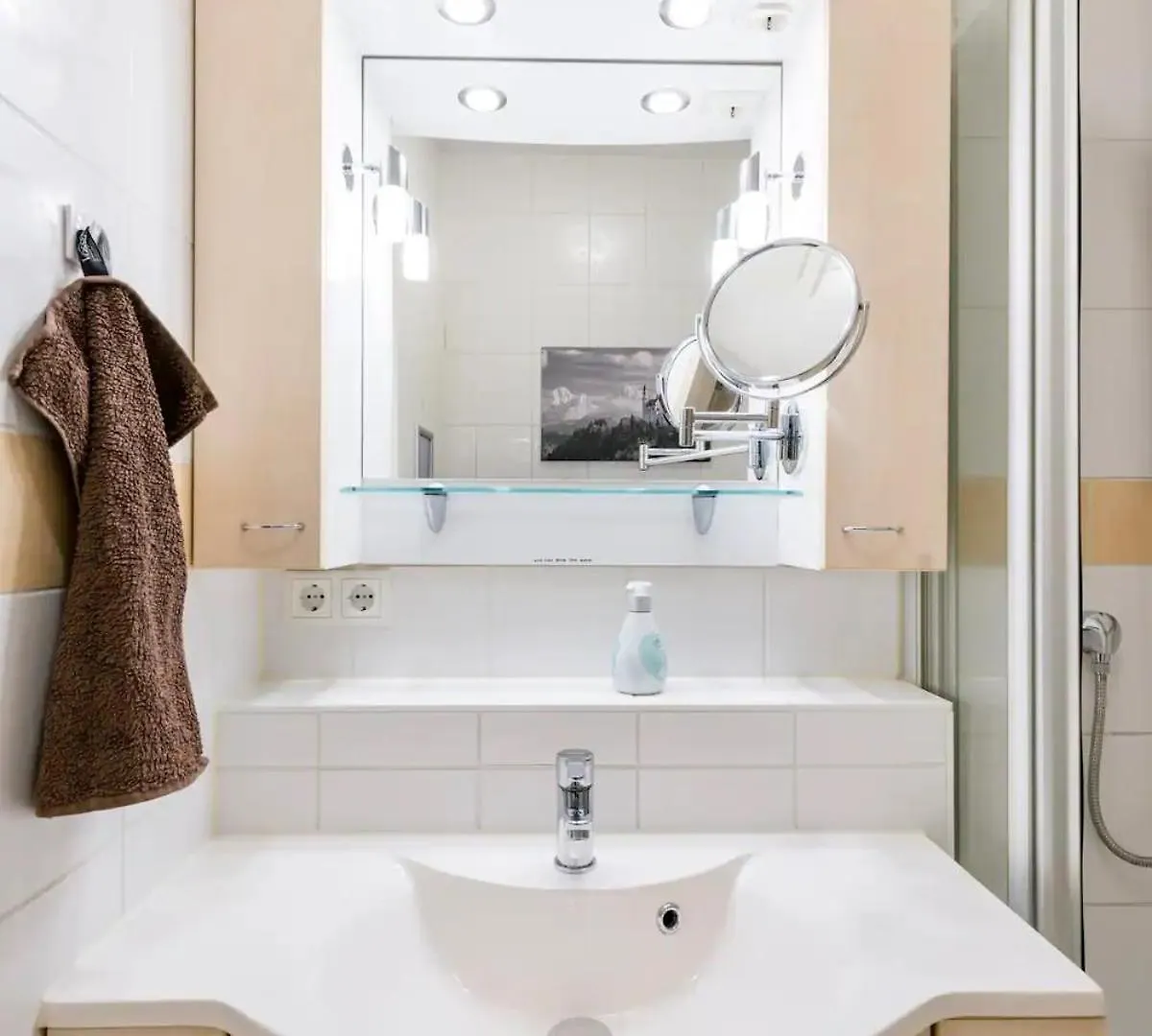 Kwatera prywatna 7 Min To Citycenter Subway U3 100M, Southside Singleroom Own Shower Wc, Tv, Dishes Fridge, Oven, Waterheater, Coffeemashine- Free C ,Bike For Free , Next To River And Park, Many Restaurants And Supermarkets Around 200M, Nonsmoker ! Monachium